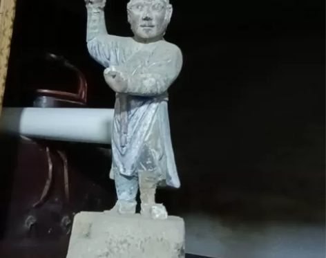 祖祖辈辈留下来的木雕相，有谁愿意请回去发财...