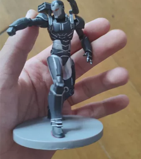 这个好像是复仇者联盟里的什么来着？一个黑色...