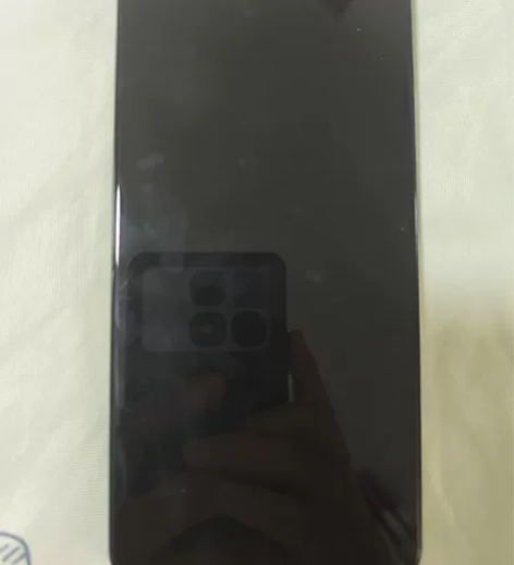 ?红米k50，8+256版本，屏幕右上角磕...