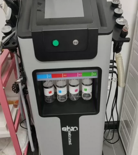 出一台灰色调的美容仪器，来自知名品牌，拥有...