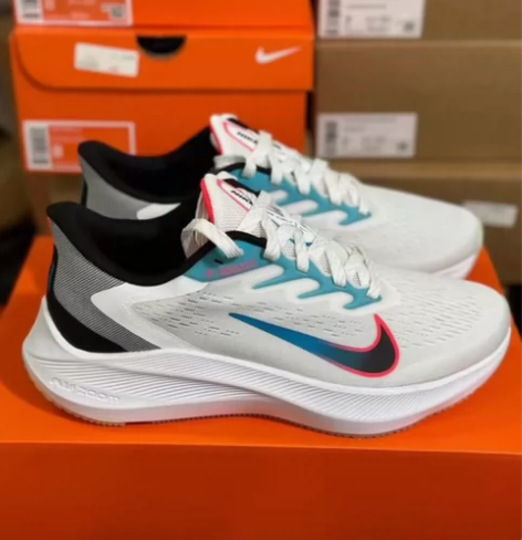 全新全新未拆！一次都没有穿过！耐克跑步鞋运...