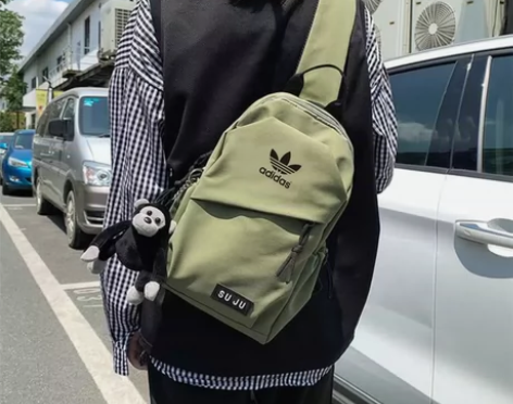 阿迪达斯单肩斜挎包胸包 感兴趣的话点“我想...