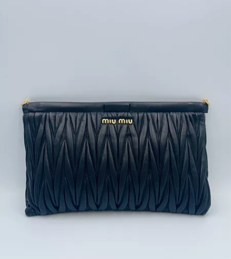 ?MIU MIU羊皮褶皱手拿包 蛙口开合 ...