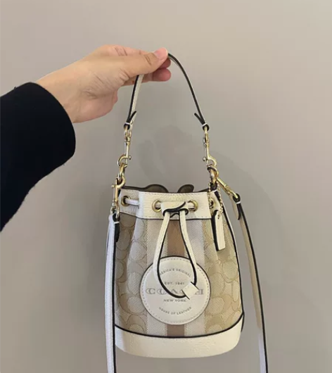 闲置转让美国奥莱正品Coach蔻驰抽绳奶茶...