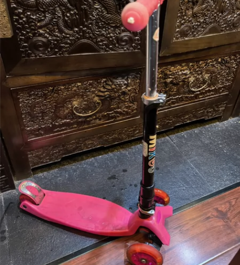 小女孩粉红色滑板车车，8成新，3个轮子都能...