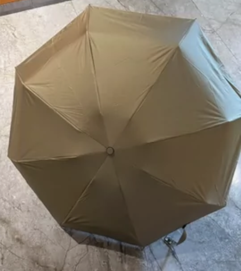 天堂雨伞。就用过一两次。几乎全新。纯咖啡色...