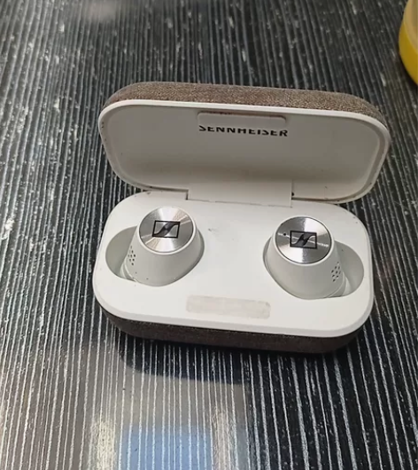孩子买的蓝牙耳机，不用了。 不会邮递，仅自...