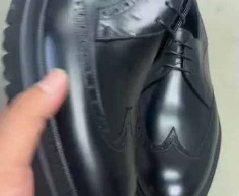 奥康。进口头层牛皮布洛克雕花软底商务休。 ...