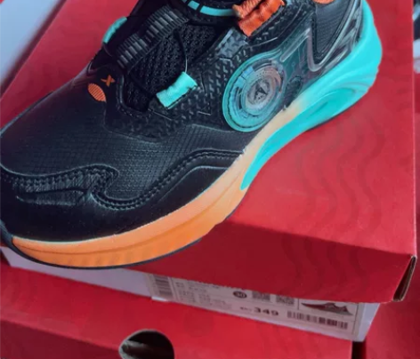 特步全新航天联名款跑鞋 30内长185