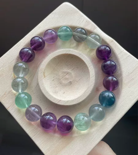 约11.8mm彩色萤石手串，原相机自然光拍...