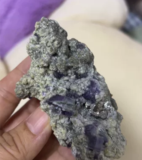 瑶岗仙莹石与毒砂共生。全是原相机拍摄，无美...