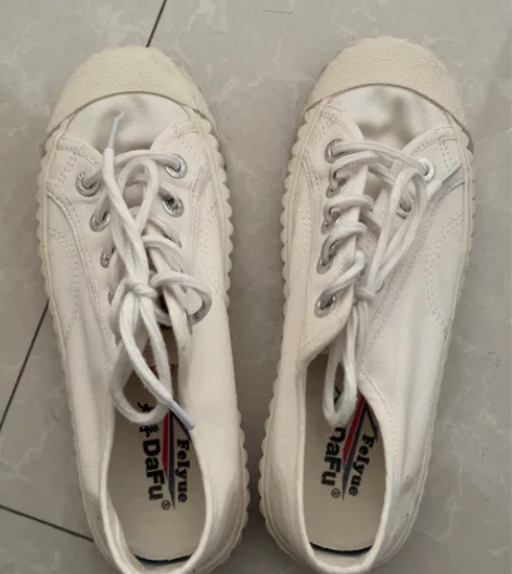飞跃帆布鞋，37码 一双纯白，一双黑白??...