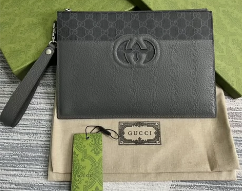 ??这款收纳袋缀饰镂空皮革互扣式双G细节，...