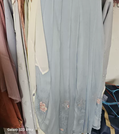 出汉服,全部低价,基本都是没咋穿过的。两年...