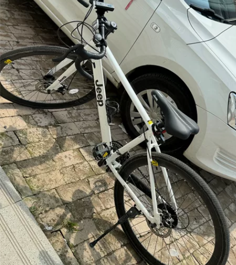 刚买了没有几天的JEEP吉普公路车 我骑着...