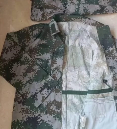 开卖原价85一套正品迷彩服现48一套，二手...