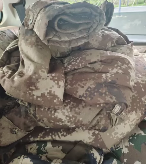 迷彩服大衣，二手保真 感兴趣的话点“我想要...