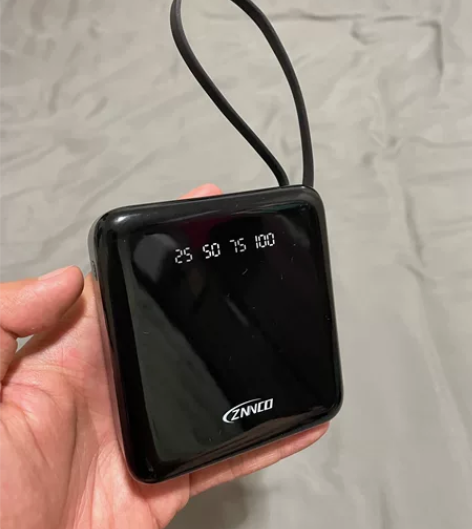 自用2000毫安ZNNCO充电宝一个，自带...