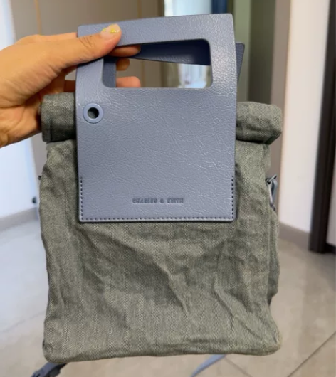 小ck手拎斜挎包。中街恒隆专柜购买。浅牛仔...