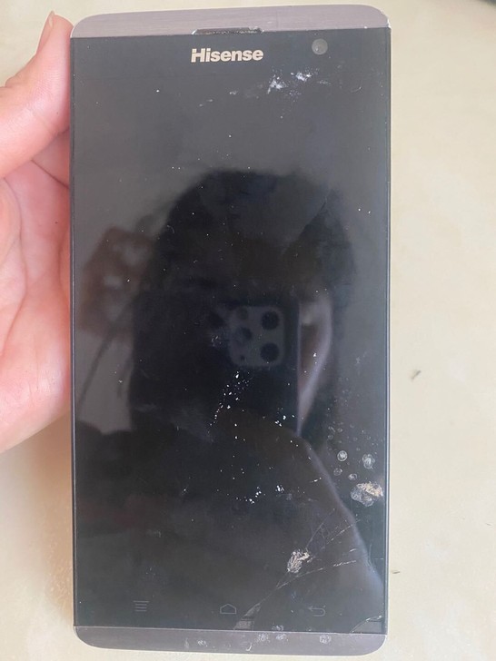 闲置海信手机一部。屏裂了电池不行了,成色很...