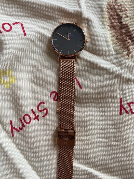 DW手表,感兴趣的宝宝私聊,包邮!