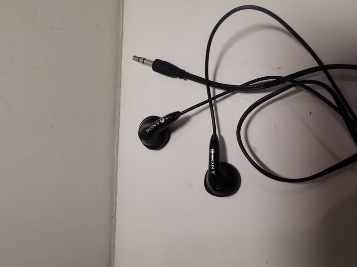 索尼 E804耳机，原装保真 ，卡扣扣开拍...