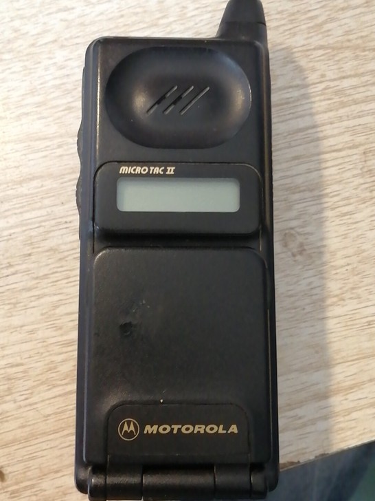 摩托罗拉老手机不插卡，品相如图，没有充电器...