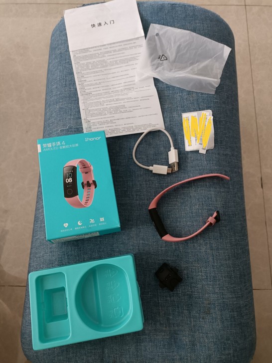 荣耀手环4 全套都有,家里老人戴了几次...