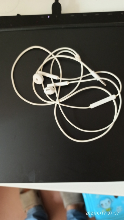 应该是华为耳机,成色一般,正常使用,没有问...
