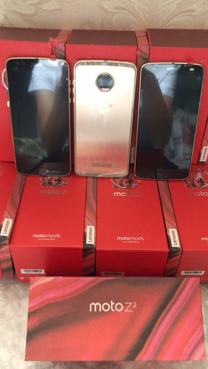 摩托罗拉无人直播手机，视频轮播无缝衔接。