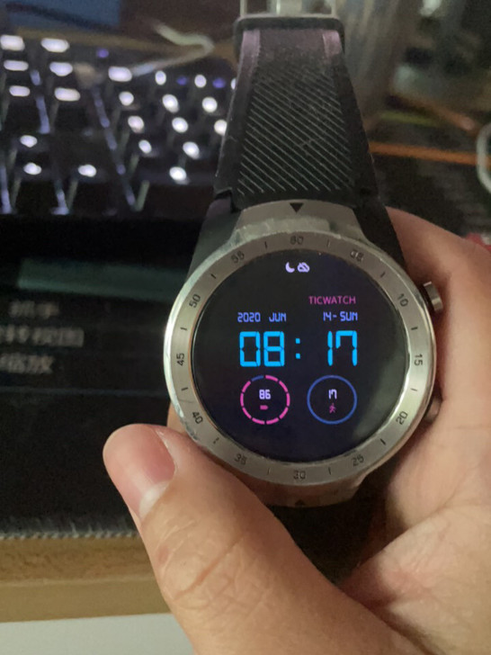Ticwatch pro， 19年年初买过...