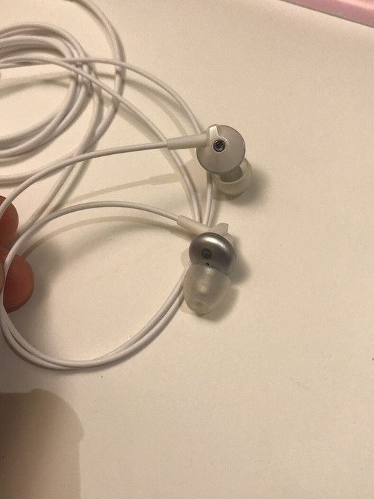 外形小巧精致的松下小耳机，低音解析不错，难...