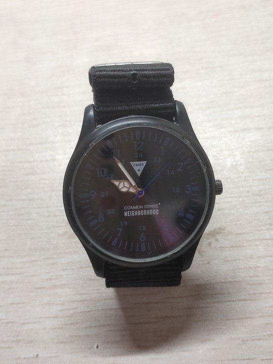 手表 电子表 黑色 银色的是金属的 但是银...