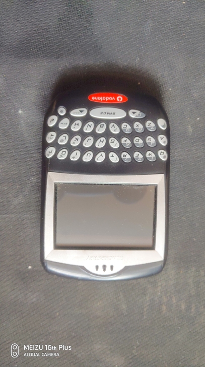 黑莓手机沃达丰版。滚轮稍微有点儿飘。50块...