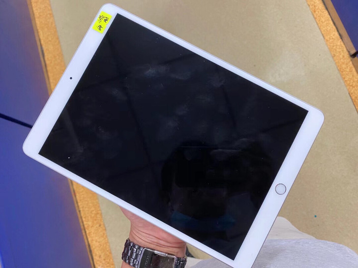 ipad Air3/64G蜂窝版，背后小凹...