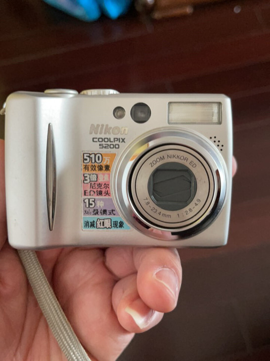 Nikon e5200，成色旧。无电池、能...