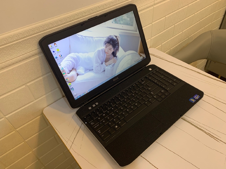 i7戴尔笔记本电脑 成色嘎嘎新 15寸 四...