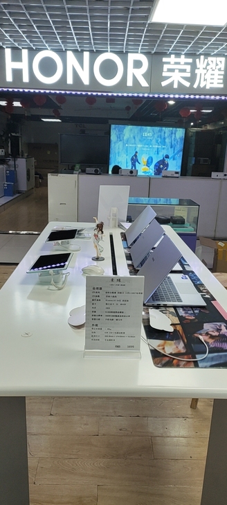 有实体店，现出大量全新未拆封未激活华为荣耀...