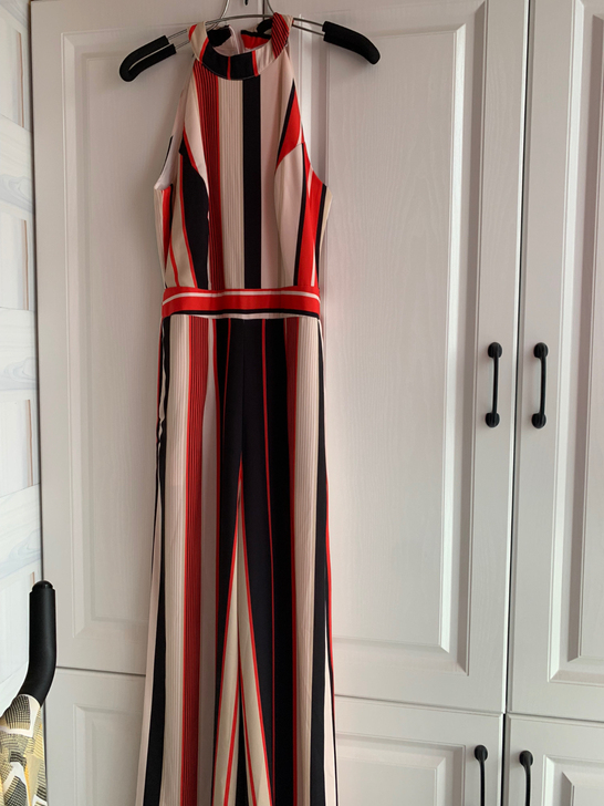 时尚挂脖连体裤，品牌的，买的时候大几百，十...