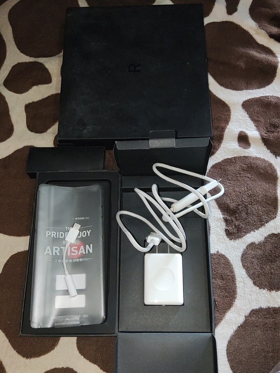 锤子坚果R1,配置8+128,19年2月购...