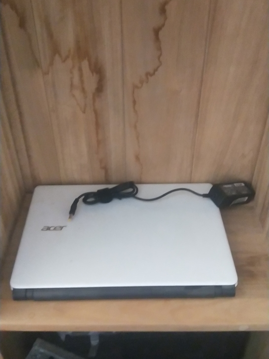 acer笔记本电脑。白色。纸标不小心被我擦...