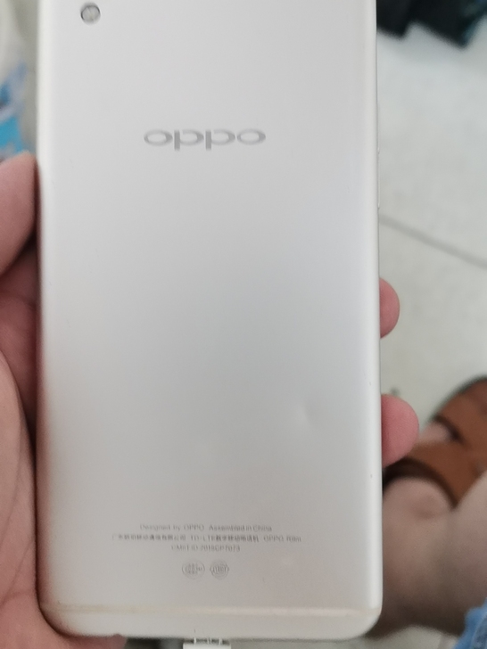 R9  手机好，屏幕摔了一下划不动了，