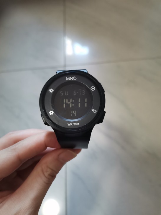 男学生电子手表，2021年1月份购买，表面...