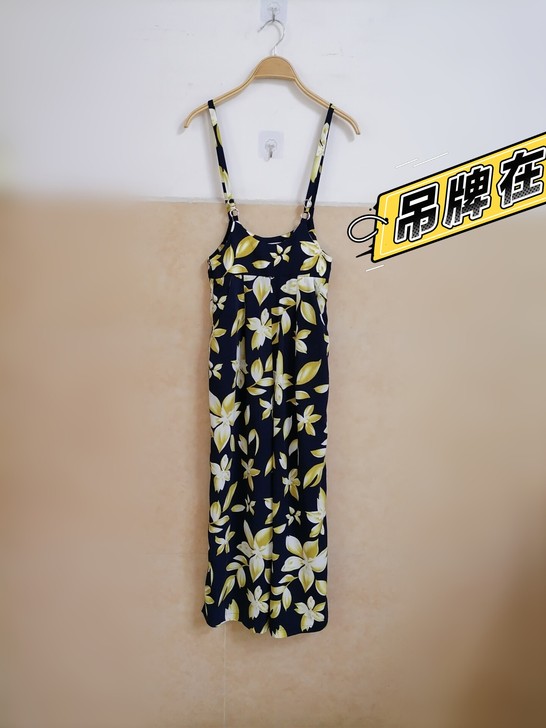 全新的吊带连体裤质量好，断码亏本清货