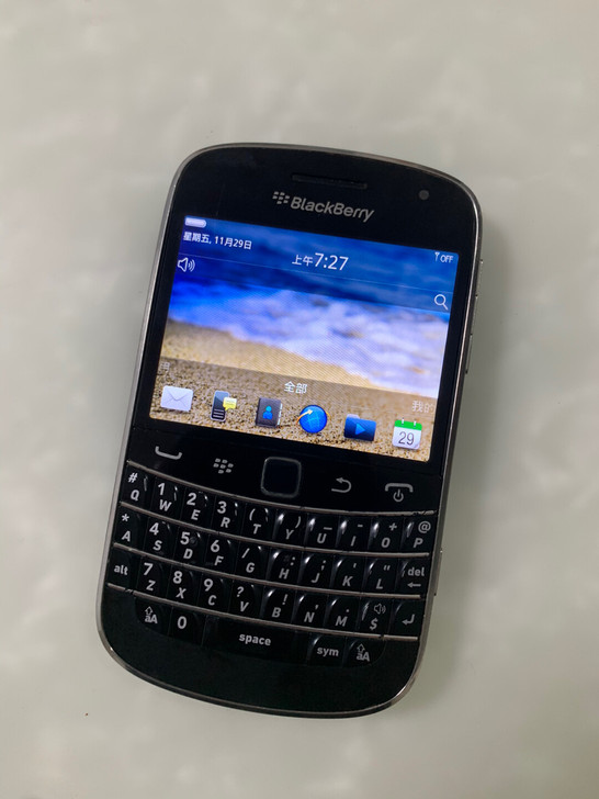 黑莓9900手机，全键盘，触摸屏，屏幕显示...