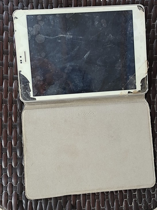 废品平板一个,有用联系,实物如图,看好再拍...