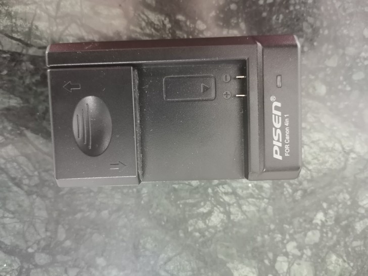 品胜充电器一个