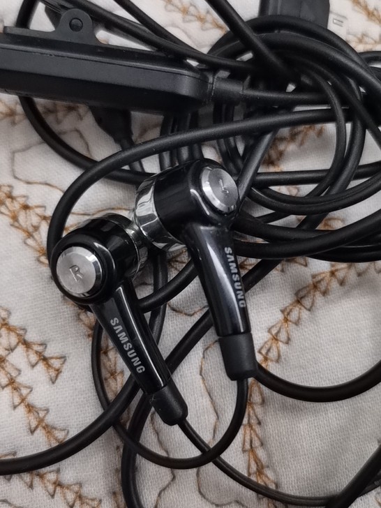 三星原装耳机三星原装耳机,有两种接口,常见...