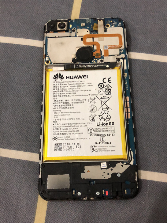 华为畅享8。内存4+64GB，外屏好，内屏...