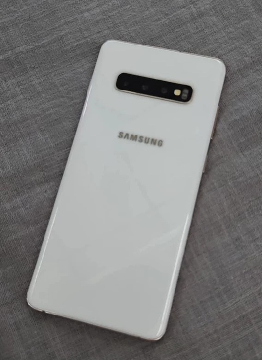 三星S10+,内存是8+128 国行,双卡...